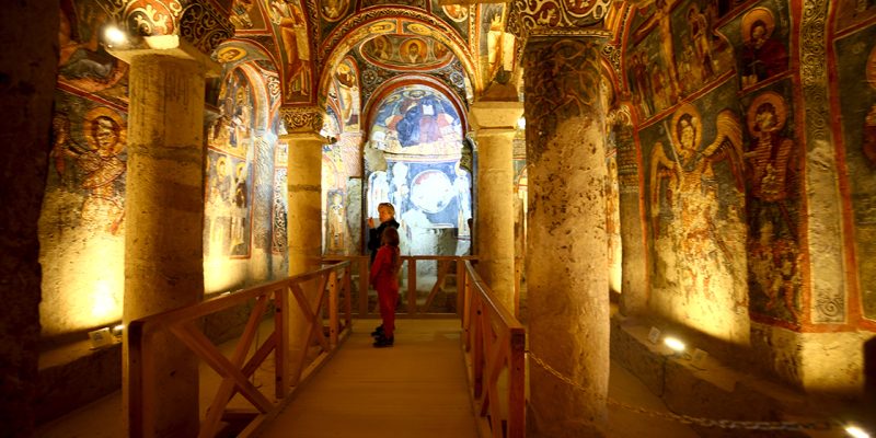 Kapadokya'da her yıl yüzbinlerce ziyaretçinin gezdiği Göreme Açık Hava Müzesi içinde yer alan kayadan oyma kilise, manastır ve şapeller tarihi dokusu ve asırlara meydan okuyan freskleriyle turistleri cezbediyor. Kilise, şapel ve manastırlarda, üçüncü yüzyılda Roma İmparatoru 1. Konstantin'in Hıristiyanlığı kabul etmesinin ardından duvar ve tavanlara resmedilen freskler aradan geçen asırlara rağmen orijinalliğini koruyor. ( Behçet Alkan - Anadolu Ajansı )